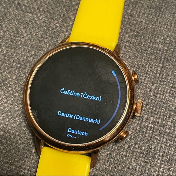 Fossil Smartwatch Model DW7F1 Rose Gold & Yellow Strap - Picture 3 of 9